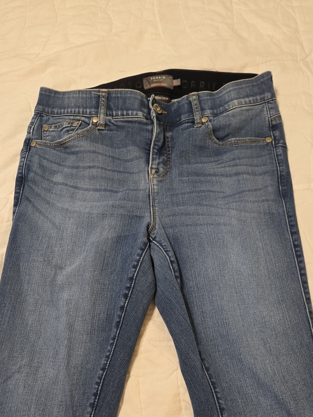 torrid Women's Bombshell Jeans in Medium Blue Wash